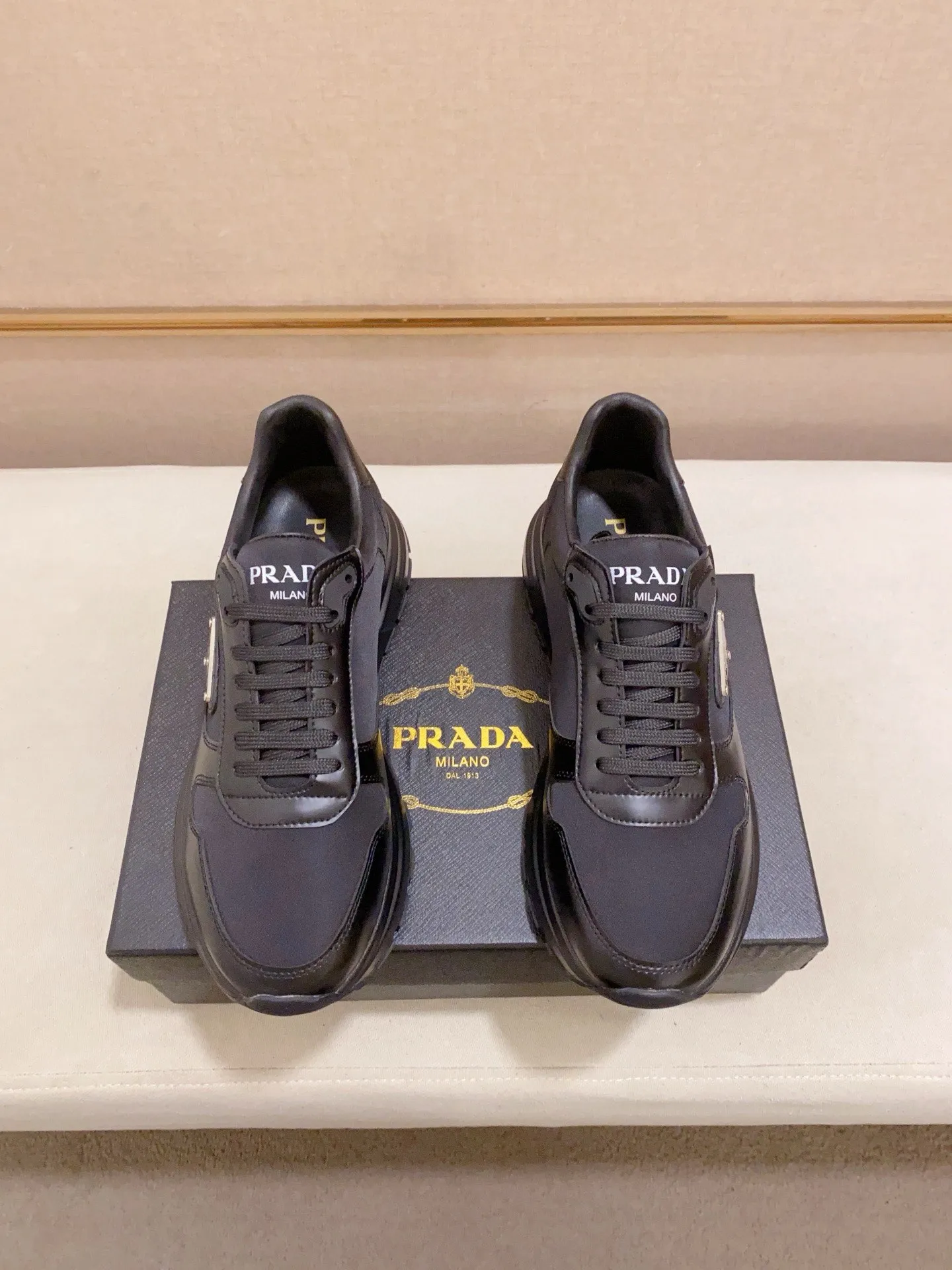 Men's shoes💰: 462💰[Prada～Prada] Trendy new models are on the market. Same style as the official website. Counter quality. Original matching. [Strong] [Strong] Selected first-layer cowhide fabric. Comfortable and breathable sheepskin lining, fine workmanship, upper layer made of 100% pure cowhide, original last shape, comfortable on the feet, shoe sizes 38 to 44
